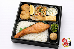 幽庵炭火銀鮭と熟成チキン南蛮の豪華弁当　※ご注文期限３営業日前の18時まで　※最低注文料金　15,000円