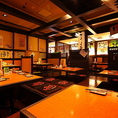 【掘りごたつのお席も完備★】当店の掘りごたつ席は、ゆったりとくつろぎながらご友人同士で飲み会を楽しむのに最適です。足を伸ばしてリラックスできる空間で、会話も弾むこと間違いなし◎温かみのある雰囲気の中で、楽しいひとときをお過ごしください。大切な仲間との思い出を、ぜひ当店で！