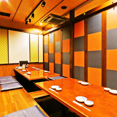 【少人数のお集まりや家族とのお食事にも当店は最適】木のテーブルと温かみのある照明が、落ち着いた雰囲気を演出します。2次会などのちょい飲みにもぜひご利用ください。安心して食事や会話を楽しめる居心地のよい空間です。