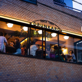 おしゃれな外観♪開放感あふれる窓際の席は、大切な人と語り合う夜にぴったりな特等席です。こだわりのお料理とお酒を片手に、ゆったりと流れる時間をお楽しみください。