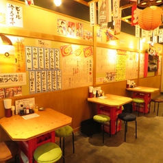 ビール箱とベニヤ板で造られたテーブルが昭和の雰囲気を演出♪