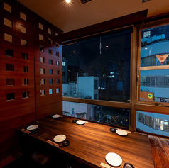 少人数様用テーブル席。夜景も楽しめるVIP席でございます！