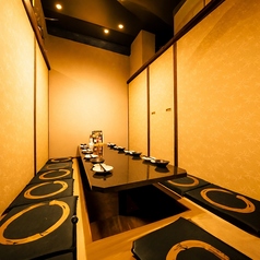 【扉付きの完全個室】当店は全席、扉付き完全個室をご用意しております。プライバシーが守られた空間で、ご家族やご友人、大切なお仲間とのお食事を心ゆくまでお楽しみいただけます。周囲を気にせず、プライベートなひとときをお過ごしください。