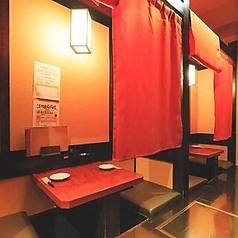 2名様用の掘りごたつ式テーブル席です。カップルでのご利用に最適♪プライベート感のある空間で、親密な時間を過ごせます◎