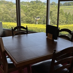 茶畑をバックに落ち着けるテーブル席です。状況に応じてレイアウト変更可能です。