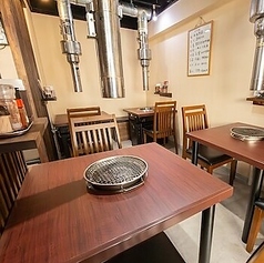 友人や同僚と2人でのお食事・飲みに使いやすい、2名様用のテーブル席もご用意◎鮮度にもこだわった厳選したお肉を、気軽に心ゆくまでお楽しみいただけます！ぜひ、気心の知れた方とのひとときにご利用ください♪