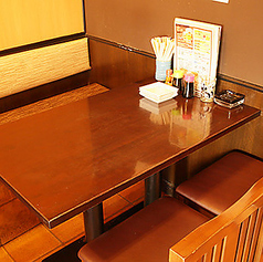 少人数でのご利用にぴったりのテーブル席です。友人との食事や、親しい仲間との語らいの場に最適。周りを気にせず、美味しい料理とお酒を囲んで和やかな時間をお過ごしいただけます。アットホームな空間が魅力です。