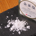 金華山周辺のミネラルたっぷりの海水から作られた無添加の塩。