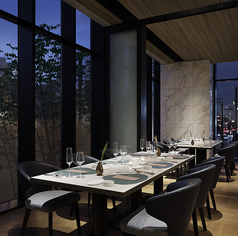 窓際の一角は個室としてもご利用いただけます。開放感あるインテリアはそのままに、ガラス戸で仕切る事でプライベートスペースに。様々なタイプのお席がございますので、多彩なシーンにご利用ください。お誕生日や記念日などにもおすすめです。ご宿泊の方はもちろん、近隣にお住いの方もぜひ。