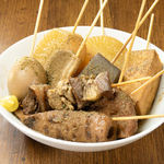 真っ黒なおでんのつゆに、ダシ粉と青のりをふりかけていただく「静岡おでん」！心も体も温まります♪