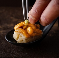 最高級のネタと手間のかかる本格赤酢の江戸前寿司。職人技冴える自慢の絶品鮨をご堪能いただけますの写真