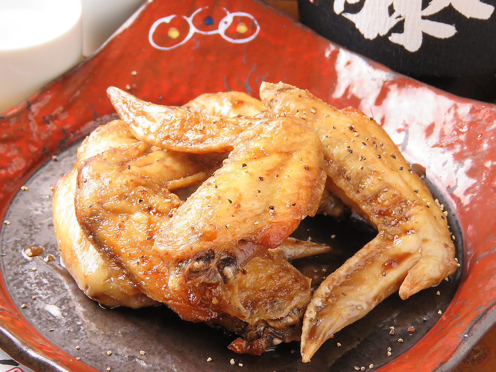 ピリ辛の自家製だれがかかった手羽先は、スパイシーな味わいが絶妙にマッチ♪ビールとの相性は抜群！