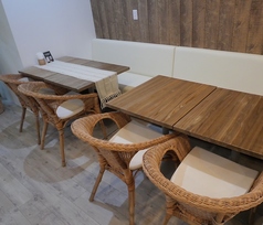 当店では4名様掛けのテーブル席を4つご用意しています。会社仲間やご友人との楽しい宴会や二次会にぴったりのスペースです。笑顔が広がる中で、美味しいハワイ料理を心ゆくまで楽しんで、素敵な思い出を作りましょう！料理の香りに包まれながら、心温まる会話を楽しむ時間をお過ごしください。ご来店お待ちしております