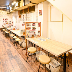 縦長の店内にテーブルがずらり！4～6名様向けテーブル席！