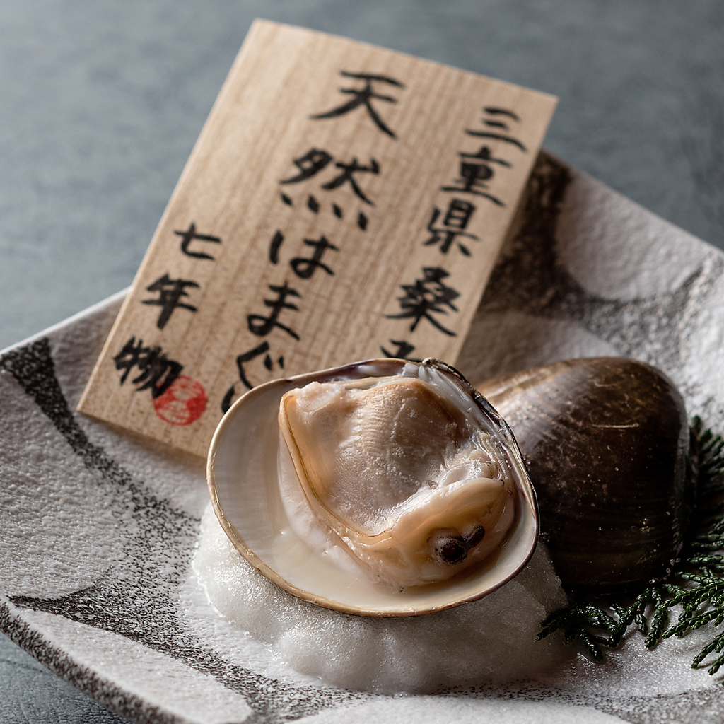 三重県桑名産の天然はまぐりは、鮮度はもちろん、肉厚、身の締まり、風味、全てにおいて極上品です。