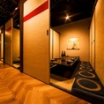 【落ち着いてゆったり寛げる】足をゆったり伸ばせる掘りごたつ個室を完備。落ち着いた雰囲気の中で、誰にも邪魔されずゆったりとお食事をお楽しみいただけます。接待や少人数の飲み会に最適です。心から寛げる空間で、自慢のお料理とお酒ををご堪能ください。