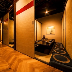 【落ち着いてゆったり寛げる】足をゆったり伸ばせる掘りごたつ個室を完備。落ち着いた雰囲気の中で、誰にも邪魔されずゆったりとお食事をお楽しみいただけます。接待や少人数の飲み会に最適です。心から寛げる空間で、自慢のお料理とお酒ををご堪能ください。