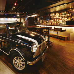 店内にミニクーパーが？なんと。車の中でお食事が楽しめちゃいます♪