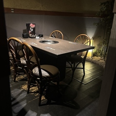 和の風情が広がる落ち着いた店内には、4名様で快適に利用できるテーブル席をご用意しております。全席が個室のようなプライベート空間となるよう仕切りを設けているのが魅力。排煙機能も一席ごとにしっかりと充実させており、匂いを気にすることなく美味しいお肉とお食事をゆっくりと満喫していただけます。