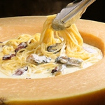 目の前で仕上げるイタリア産ホールチーズの器で作るクリームパスタ♪こちらは牡蠣入り