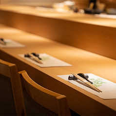 【カウンター】白木で設えた美しいカウンターでごゆっくりお寛ぎください。