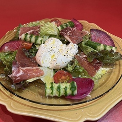 クリーミな生食感、ブッラータチーズと生ハムのサラダ