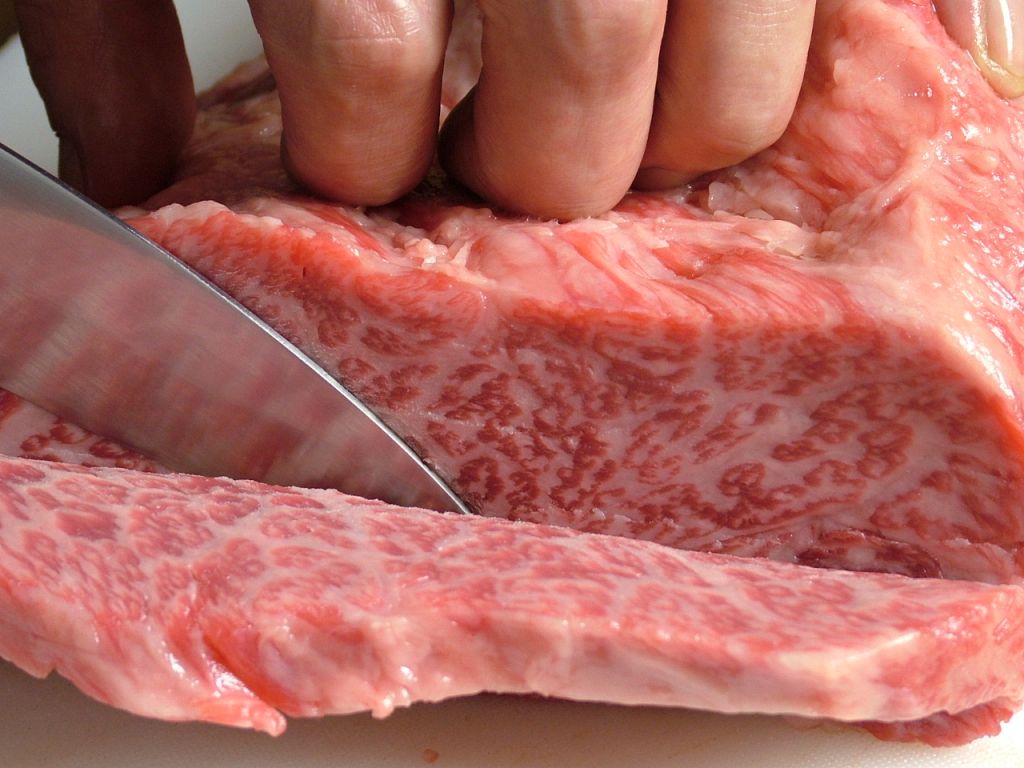 国産黒毛和牛の最高ランクＡ5の仙台牛です。5秒ほど触っていると、溶け出してしまうサシの入り具合♪