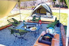 【ブース設備】・タープ（ガゼボ）、BBQコンロ、椅子、机、簡易テント（希望者貸出し）・BBQコーナー3ｍ×3ｍ、テント用ウッドデッキ 2.5m×2.5ｍ※デッキに収まるサイズのテントお持ち込み可