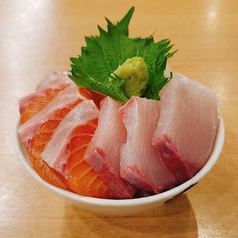 刺し身盛りや海鮮丼など新鮮な海の幸を使った料理も♪