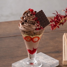 季節限定！ラズベリーピスタチオのチョコレートパフェの写真