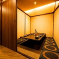 【足元ゆったり！プライベートな掘りごたつ個室】周りを気にせず寛げる完全個室の掘りごたつ席です。靴を脱いで足を伸ばせるため、長時間のご宴会も楽々。木目と障子風の壁が落ち着いた和の雰囲気を演出し、大切な方との食事や、会社のご宴会に最適です。ゆったりとお過ごしください。