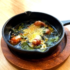 ルッコラとソーセージのチーズアヒージョ