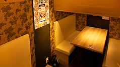 【半個室風ボックス席】周りの視線を遮るように配置されたボックスタイプのお席。接待や大切な方との会食など、少し静かに食事を楽しみたいシーンに重宝します。落ち着いた雰囲気の中で、極上のラム肉をご堪能ください。