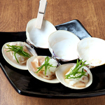 かつお出汁をさっとかけた焼きたてアツアツのはまぐり「焼きはまわんこ」は濃厚な美味しさが味わえる