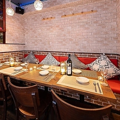 宴会場は最大60名様迄収容可能！端から端までお顔を見渡すことができ、ゆったりとしたお席でご移動もスムーズ！インテリアや照明での演出にもこだわった店内は柔らかい間接照明の光に照らされたリラックス空間となっております♪