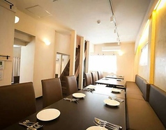 2Fテーブル席(6名×1卓)※ネット予約にてテーブル席をご指定いただきましても、2名様の場合カウンター席となることがございます。予めご了承くださいませ。