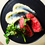 数々のお肉の部位のステーキ