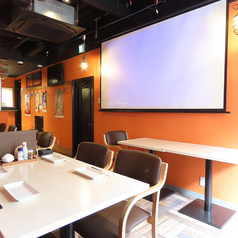 グループ利用や各種宴会に最適な2階席の貸し切りも承っております。フロア全体をゆったりお使いいただけるため、周りを気にせず会話やお食事をお楽しみいただけるプライベート感たっぷりの空間です。会社の歓送迎会、同窓会、ご家族での集まり、ちょっとしたパーティーまで、幅広いシーンに最適。