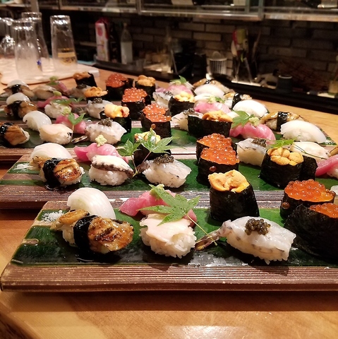 鮮度抜群のおまかせ握り、心満たす鍋コースも。ここでしか味わえない、逸品をどうぞ！