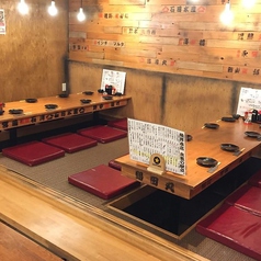 店内の活気溢れる雰囲気が感じられて、なおかつゆったりとくつろぐことができる、いいとこどりのお席がこの掘りごたつ席です。各種宴会でのご利用はもちろん、貸切でのご利用もオススメです!より店内の雰囲気を感じられます。