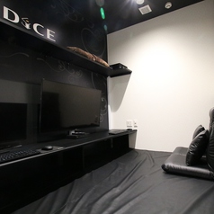 【完全個室】完全個室、防音室のVIP ルーム。【設備】TV:液晶TV、PC:PC2台完備、モニタ：49インチ、座席:座面ウレタンマット
