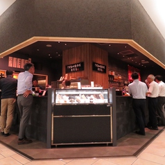 葵タワーの地下。駅から徒歩5分以内で雨でもぬれずにたどり着ける♪もとは立ち飲みスタイルでしたがイスをご用意してあるのでゆったり楽しむこともできます。