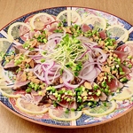 柳橋市場で仕入れる本鰹を豪快に藁で炙る名物【藁焼きたたき】