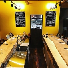 片側最大4名様までご利用頂けるゆったりとしたカウンター席。店内は全席禁煙で快適にお過ごし頂けます。