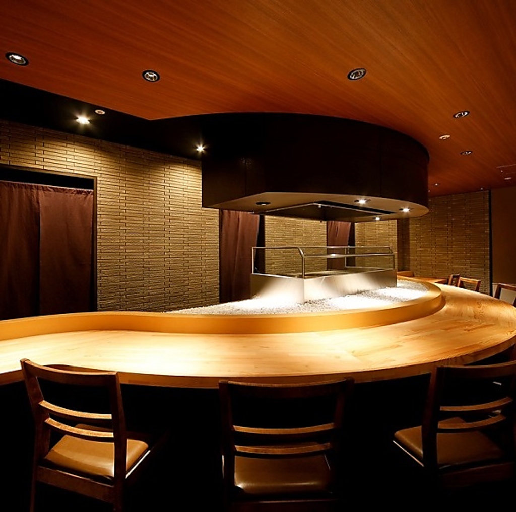 カウンター席では目の前でシェフが調理する工程を見ることが出来、食欲を一層と引き立ててくれます。