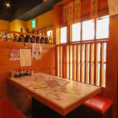 少し雰囲気のあるライトと木のぬくもり溢れるあたたかく賑やかな店内は老若男女、毎日、いろんな世代が集まりそれぞれの時間を「大衆居酒屋鳥かね」で過ごしていただけています♪この料理にはどんなお酒がいいかな！？今日のおすすめは？など迷ったときは気軽にスタッフへお声かけください♪