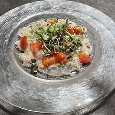 函館鮮魚のカルパッチョとハーブ