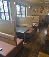 女子会や仕事帰りの一杯など使い勝手抜群なテーブル席