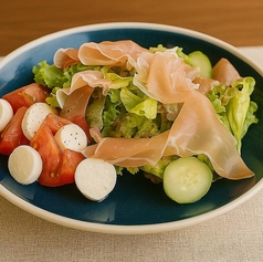 生ハムとフルーツトマトのサラダ