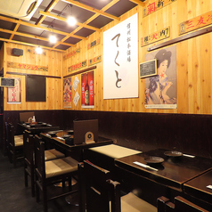 各種宴会・歓送迎会・忘年会におすすめのテーブル席を完備しています。 座りやすく、移動もしやすいレイアウトで、料理のシェアや乾杯もスムーズ。大人数でも窮屈さを感じず快適に過ごせる空間です。人数に応じて席の配置変更も可能なので、部署ごとの飲み会やご家族の集まりなど幅広いシーンに対応できます。